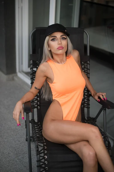 Hermosa Mujer Perfecta Traje Cuerpo Naranja Posando Delante Cámara Atractiva — Foto de Stock