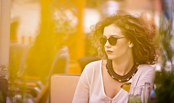 Chica Morena Feliz Con Gafas Sol Sentada Parque Bebiendo Vaso — Foto de Stock