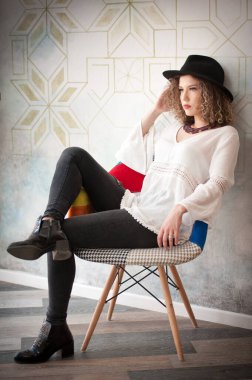 Siyah şapkalı mutlu esmer kız barın içinde oturmuş Uzağa doğru gülümserken bir bardak soğuk yeşil meyve suyu içiyor. Bankta meyve suyu içen beyaz gömlekli güzel bir kadın. 