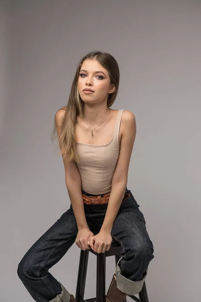 Menina Atraente Jeans Azuis Pernas Longas Posando Desafiador Frente Fundo — Fotografia de Stock