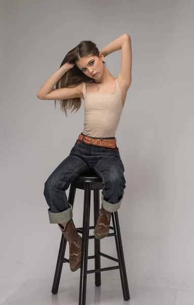 Menina Atraente Jeans Azuis Pernas Longas Posando Desafiador Frente Fundo — Fotografia de Stock