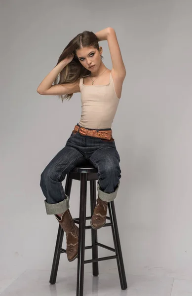 Attraktives Mädchen Blauen Jeans Und Langen Beinen Posiert Herausfordernd Vor — Stockfoto