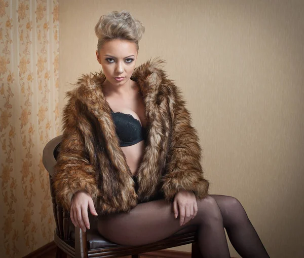 Aantrekkelijk Blond Model Met Panty Zwarte Beha Bontjas Provocatief Poserend — Stockfoto