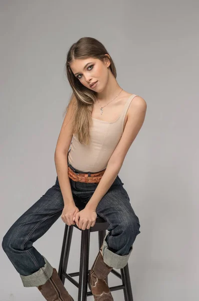 Attraktives Mädchen Blauen Jeans Und Langen Haaren Posiert Herausfordernd Vor — Stockfoto