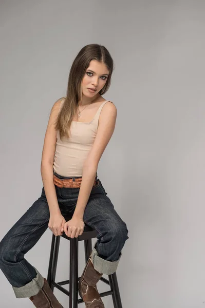 Attraktives Mädchen Blauen Jeans Und Langen Haaren Posiert Herausfordernd Vor — Stockfoto