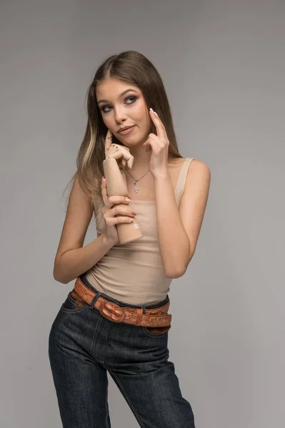 Menina Atraente Jeans Azuis Cabelos Longos Posando Desafiador Frente Fundo — Fotografia de Stock