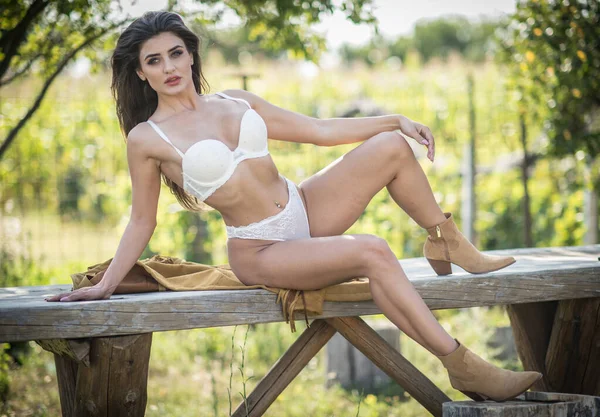 Sensual Mulher Morena Com Lingerie Branca Sexy Posando Mesa Madeira — Fotografia de Stock