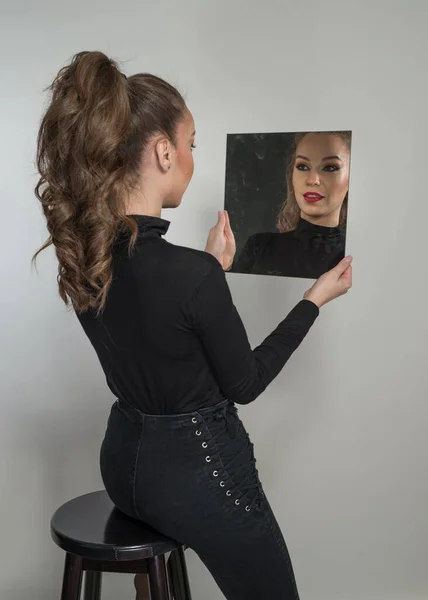 Привлекательная Женщина Черной Блузке Красных Губах Смотрит Зеркало Заднем Плане — стоковое фото