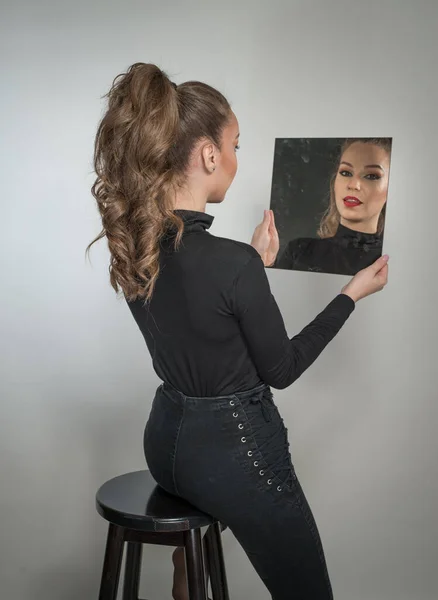 Ελκυστική Γυναίκα Μαύρη Μπλούζα Και Κόκκινα Χείλη Κοιτά Στον Καθρέφτη — Φωτογραφία Αρχείου