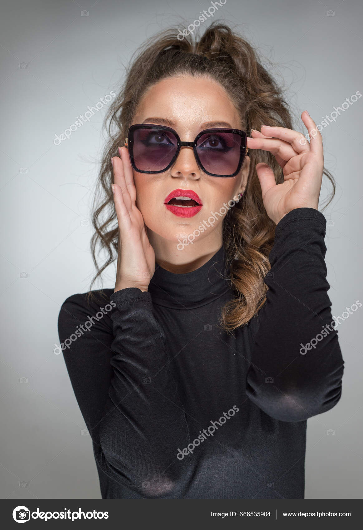 Chica con gafas de sol fotos de stock, imágenes de Chica con gafas de sol  sin royalties