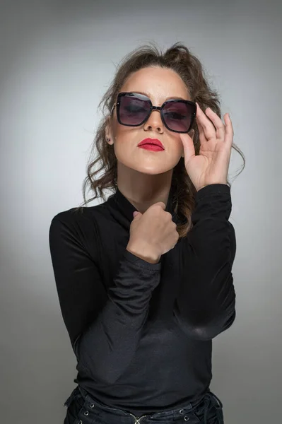 Mujer Con Gafas Sol Blusa Negra Sobre Fondo Gris Estilo —  Fotos de Stock