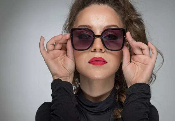 Mulher Com Óculos Sol Blusa Preta Contra Fundo Cinza Estilo — Fotografia de Stock