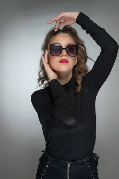 Femme Avec Lunettes Soleil Chemisier Noir Sur Fond Gris Style — Photo
