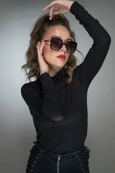 Mujer Con Gafas Sol Blusa Negra Sobre Fondo Gris Estilo — Foto de Stock
