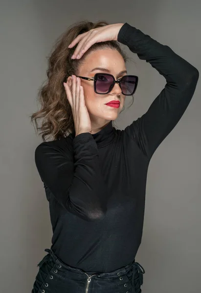 Mulher Com Óculos Sol Blusa Preta Contra Fundo Cinza Estilo — Fotografia de Stock