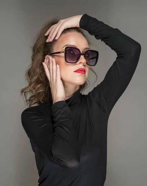 Donna Con Occhiali Sole Camicetta Nera Sfondo Grigio Stile Ragazza — Foto Stock