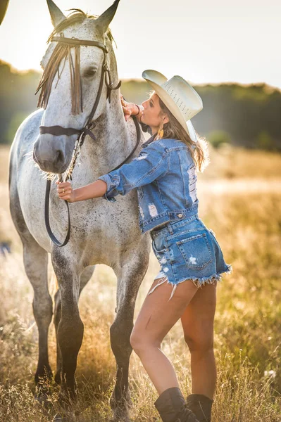 Beautiful Blonde Woman Curly Hair White Hat Horse Portrait Girl — Stock Photo, Image