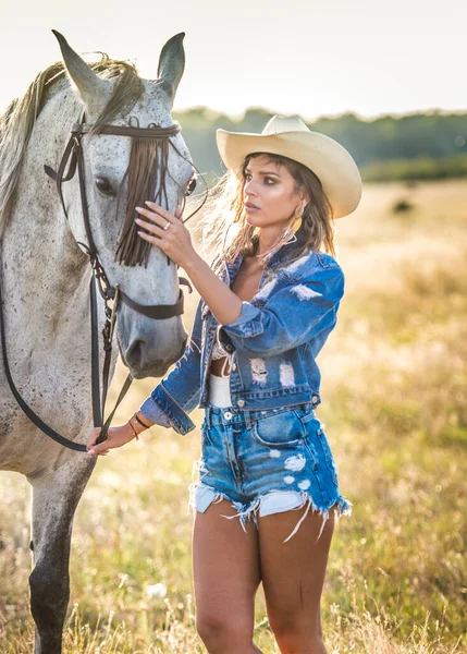 Beautiful Blonde Woman Curly Hair White Hat Horse Portrait Girl — Stock Photo, Image