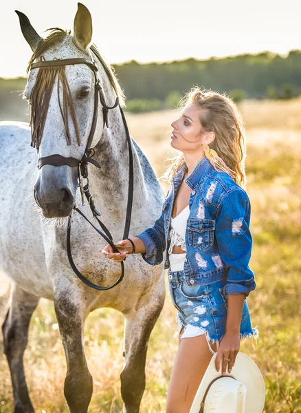 Mooie Blonde Vrouw Met Krullend Haar Met Witte Hoed Paard — Stockfoto