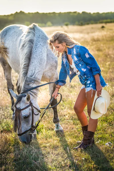 Mulher Loira Bonita Com Cabelo Encaracolado Com Chapéu Branco Cavalo — Fotografia de Stock