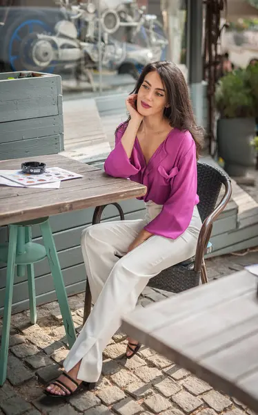Chica Morena Feliz Con Blusa Rosa Sentado Bar Bebiendo Vaso — Foto de Stock