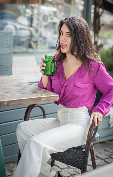 Chica Morena Feliz Con Blusa Rosa Sentado Bar Bebiendo Vaso — Foto de Stock