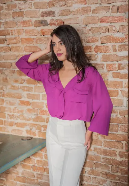 Hermosa Mujer Morena Joven Una Blusa Púrpura Pantalones Blancos Posando —  Fotos de Stock