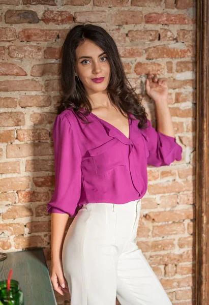 Hermosa Mujer Morena Joven Una Blusa Púrpura Pantalones Blancos Posando — Foto de Stock