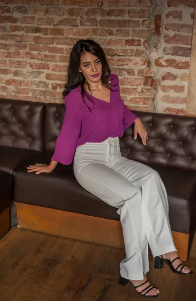 Hermosa Mujer Morena Joven Una Blusa Púrpura Pantalones Blancos Posando —  Fotos de Stock