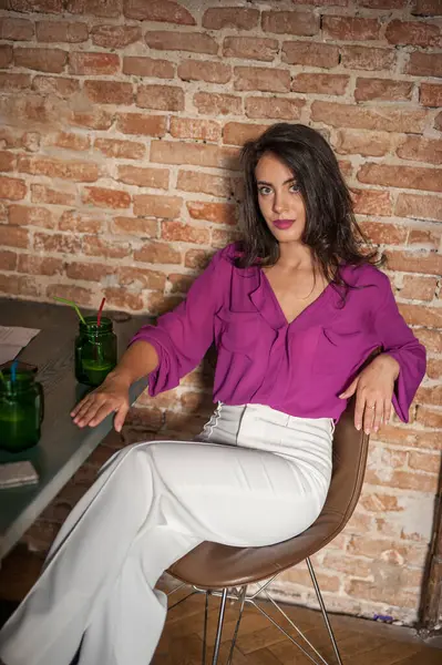 Hermosa Mujer Morena Joven Una Blusa Púrpura Pantalones Blancos Posando Imágenes De Stock Sin Royalties Gratis