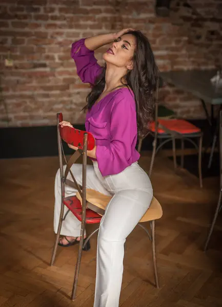 Hermosa Mujer Morena Joven Una Blusa Púrpura Pantalones Blancos Posando Fotos de stock