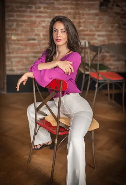 Belle Jeune Femme Brune Chemisier Violet Pantalon Blanc Posant Intérieur Images De Stock Libres De Droits