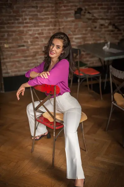 Hermosa Mujer Morena Joven Una Blusa Púrpura Pantalones Blancos Posando Fotos de stock libres de derechos