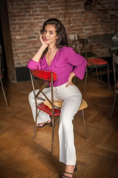 Hermosa Mujer Morena Joven Una Blusa Púrpura Pantalones Blancos Posando Imagen De Stock