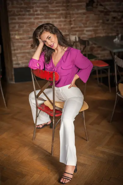 Hermosa Mujer Morena Joven Una Blusa Púrpura Pantalones Blancos Posando Imagen de stock