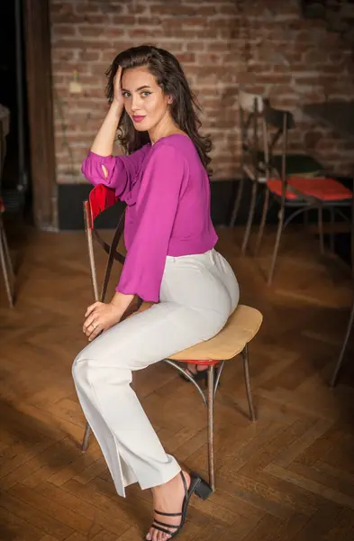 Belle Jeune Femme Brune Chemisier Violet Pantalon Blanc Posant Intérieur Photo De Stock