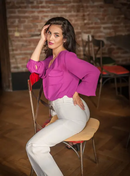 Hermosa Mujer Morena Joven Una Blusa Púrpura Pantalones Blancos Posando Fotos De Stock Sin Royalties Gratis