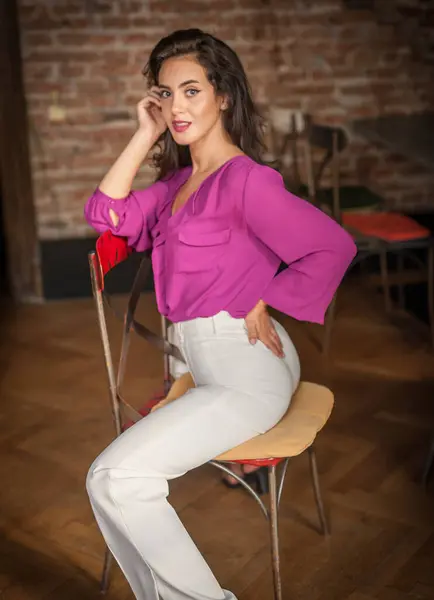 Frumoasă Tânără Brunetă Într Bluză Violet Pantaloni Albi Care Prezintă Fotografie de stoc