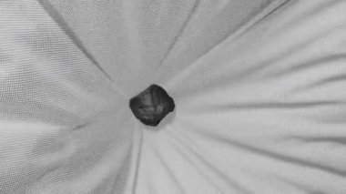Gerçekçi kumaş 3 boyutlu animasyona taş düşüyor.