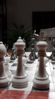 Satranç tahtası satranç taşlarının 3 boyutlu animasyonu