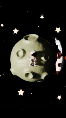 Ay yüzeyinde Mutlu Astronot Dansı Döngü Animasyonu. Tatmin Edici Video.