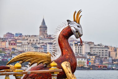 İstanbul 'daki Galata Köprüsü' nden İstanbul Boğazı 'nda balık tutan insanlar