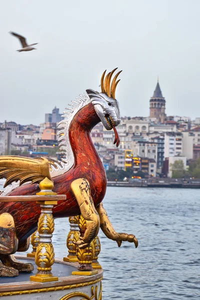 İstanbul 'daki Galata Köprüsü' nden İstanbul Boğazı 'nda balık tutan insanlar