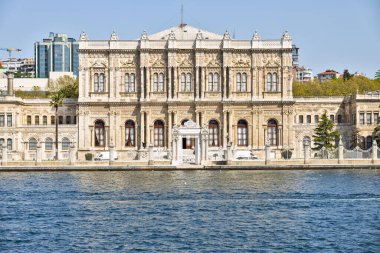 İstanbul, Türkiye 'deki ünlü lüks Dolmabahce sarayı. Deniz manzarası