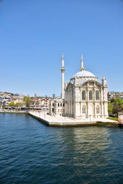İstanbul 'da küçük güzel bir cami. Türkiye' de, Boğaz kıyısında. Deniz manzarası