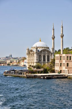 İstanbul 'da küçük güzel bir cami. Türkiye' de, Boğaz kıyısında. Deniz manzarası
