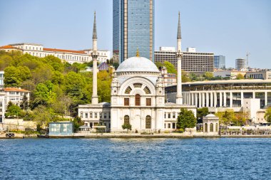İstanbul, Türkiye 'de deniz kenarındaki güzel Dolmabahçe camii