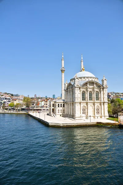 İstanbul 'da küçük güzel bir cami. Türkiye' de, Boğaz kıyısında. Deniz manzarası