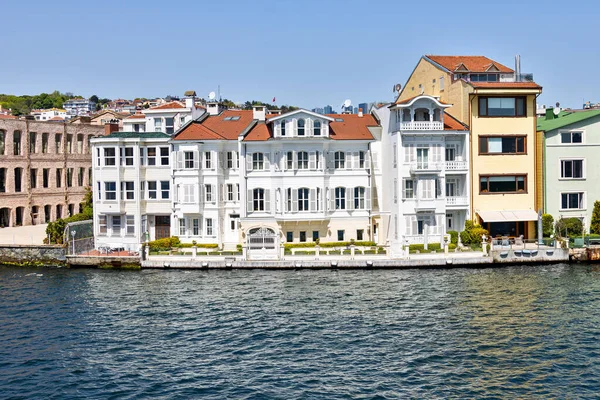 Türkiye 'de kıyılarda, boğazdaki güzel evler