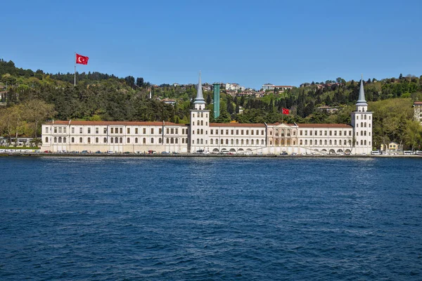 Türkiye 'de İstanbul Boğazı' ndaki İdari Türk binası etkileyici